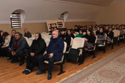 Şəhər rəhbərliyi Məhsəti Gəncəvi Mərkəzində sakinlərlə görüşüb