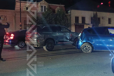 İki avtomobil bir birinə çarpılıb