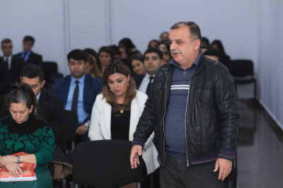 Niyazi Bayramov məktəblərdən birində sakinlərlə görüşüb