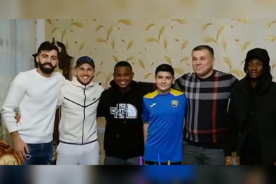 “Kəpəz”in heyəti azarkeşinə doğum günü sürprizi edib