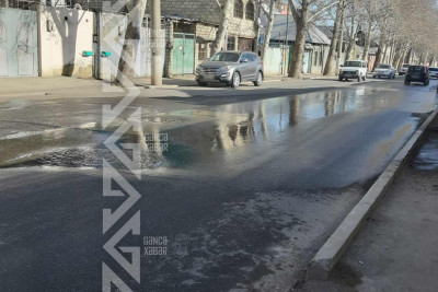 Təbriz küçəsində su xətti partlayıb