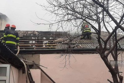 Beşotaqlı ev içindəki əşyalarla birgə kül olub