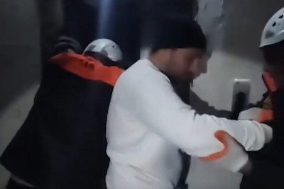 Vətəndaş binanın liftində qalıb