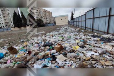 Sakinlər tullantıların qoxusundan pəncərələri aça bilmirlər