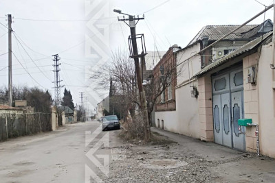 Şəhərin iki yerində dirəklər qəzalı vəziyyətdədir