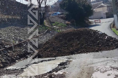 Əli Nəzmi küçəsində su xətti partlayıb