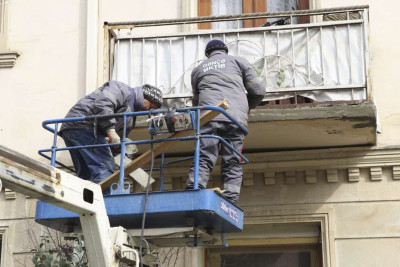 Şəhərin mərkəzində evlərin hasarları bərpa edilir