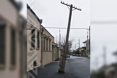 Üç küçədə dirəklərin təmirə ehtiyacı var