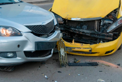 İki maşın toqquşub: biri aşıb