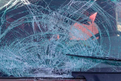 77 yaşlı qadını avtomobil vurub