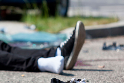 Maşın yolu keçmək istəyən kişini vurub