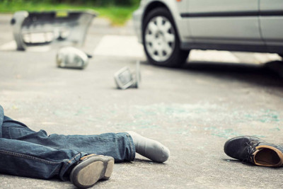 Yolu keçmək istəyən kişini maşın vurub