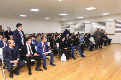 Niyazi Bayramov sakinləri qəbul edib