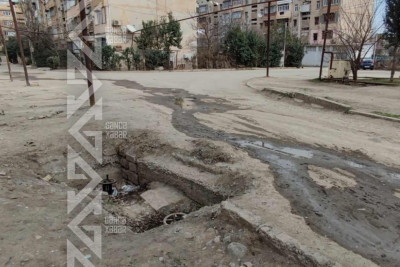 Küçələrin birində artezian quyusunun üstü açıqdır