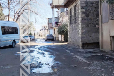 Həyətlərin birində kanalizasiya quyusu daşır