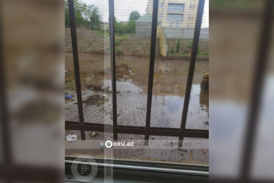 Süni göl daşan zaman su basan evlər baxımsız haldadır