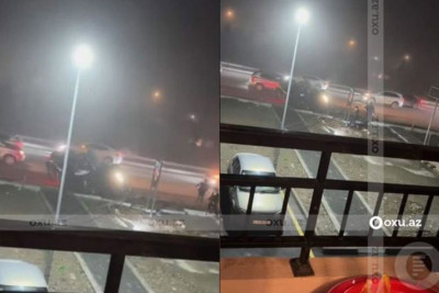 Avtomobil yoldan çıxaraq maneələrə çarpılıb