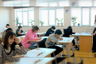 9-cu sinif şagirdləri imtahan veriblər