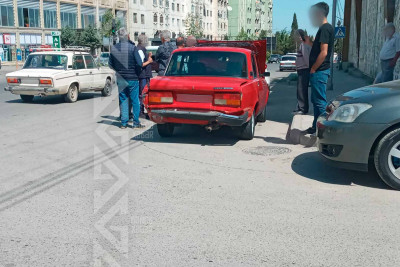 Ara məsafəsi saxlamayan avtomobil qarşıdakı maşına çarpılıb