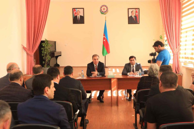 Şəhər rəhbəri vətəndaşları dinləyib