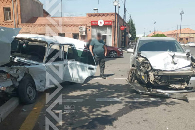 Məktəbin qarşısında “VAZ 2107” və “Toyota Prius” toqquşub