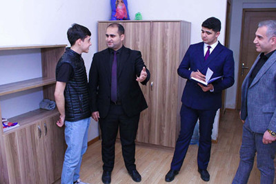 “Ayın ən təmiz otağı”na ayaqqabı ilə girənlər müzakirə olunublar