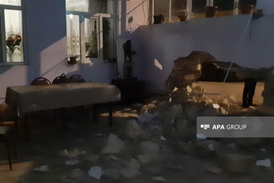 Yoldan çıxan maşın işıq dirəyinə və evin hasarına çarpılıb