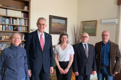 İki universitet arasında görüş baş tutub