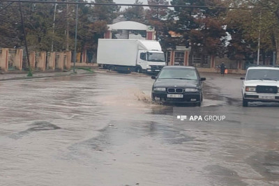Şəhərin küçələrini sel basıb