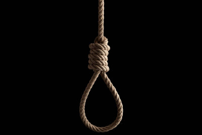 78 yaşlı kişi həyətdə özünü asıb