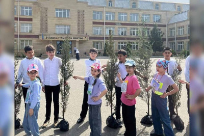 Məktəbin həyətində şagirdlər ağac əkiblər