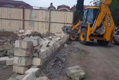 Şəhərimizdə daha bir qanunsuz tikili sökülüb
