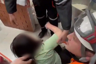 49 yaşlı qadının əli xəmirqarışdıran qazanda qalıb