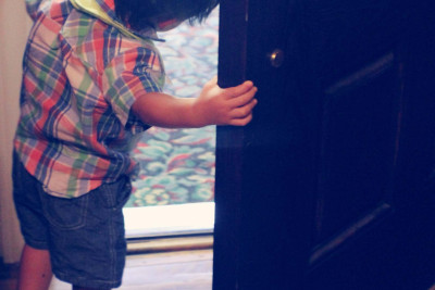 Mənzillərin birində uşaq bağlı qapı arxasında qalıb