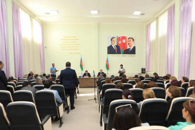 Niyazi Bayramov məktəblərdən birində sakinlərlə görüşüb