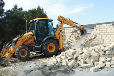 Bir neçə qanunsuz tikili sökülüb