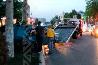 Yeni Gəncədə “Range Rover” “VAZ 2106”ya çarpılıb