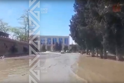 Atabəylər küçəsi su altında qalıb