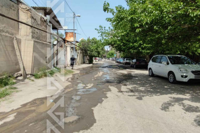 Küçələrin birində kanalizasiya quyusu daşır