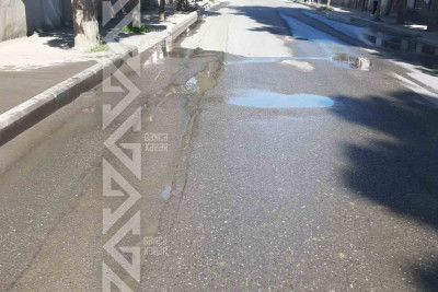 Partlayan su borusu yolda gölməçələr yaradıb