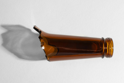 16 yaşlı məktəbli sinif yoldaşını şüşə parçası ilə vurub