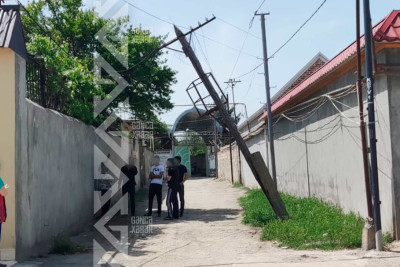 Cavadxan küçəsindəki rabitə dirəyi aşmaq üzrədir