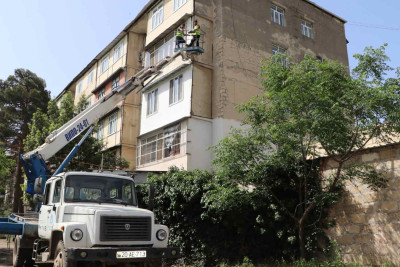 Binaların qəzalı vəziyyətdə olan eyvanları təmir edilib