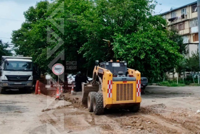 Şəhərimizin növbəti ərazisinə yeni su və kanalizasiya boruları çəkilir