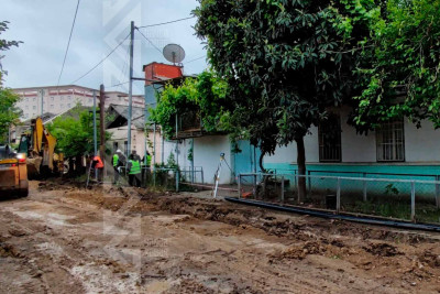 Küçələrin birində kommunal işlər aparılır