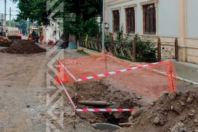 Küçələrin birinə yeni su və kanalizasiya xətti çəkilir