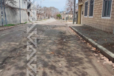 Şəhərin bir sıra ərazilərində asfalt örtüyü mövcud deyil