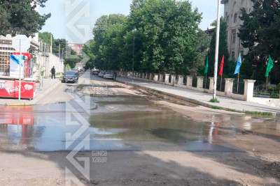 Şəhər ərazisində yeraltı su xətti partlayıb
