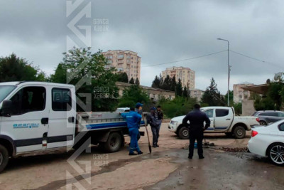 Bir neçə gün öncə partlamış boru təmir olunur