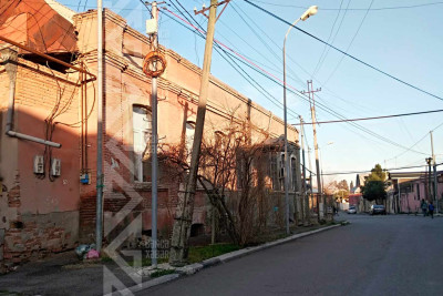 Bir sıra küçələrdə dirəklər təhlükə yaradır